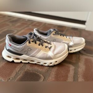 Sz 7.5 On Running Women’s Gray and White Athletic Shoes